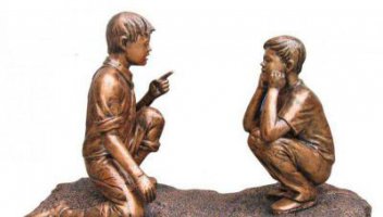公园谈话的小男孩小品铜雕