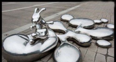 广场不锈钢抽象水珠上的兔子雕塑