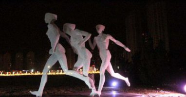 广场不锈钢跑步的女孩雕塑