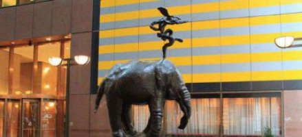 酒店门口抽象大象铜雕