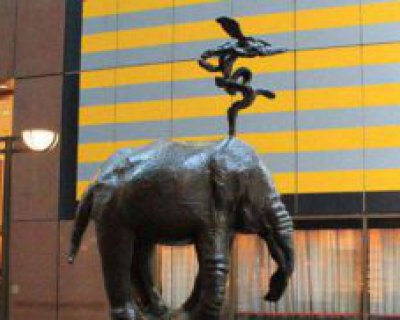 酒店门口抽象大象铜雕