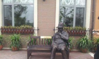 街边坐在长椅上的西方人物小品铜雕