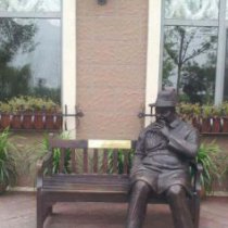 街边坐在长椅上的西方人物小品铜雕