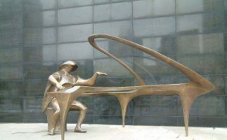 抽象人物弹钢琴街边景观铜雕