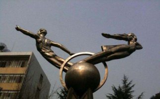校园站在球上的人物景观铜雕