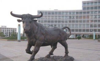 老牛动物广场铜雕
