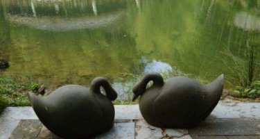 公园睡觉的抽象天鹅动物铜雕