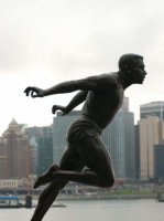 公园跳远运动员人物铜雕