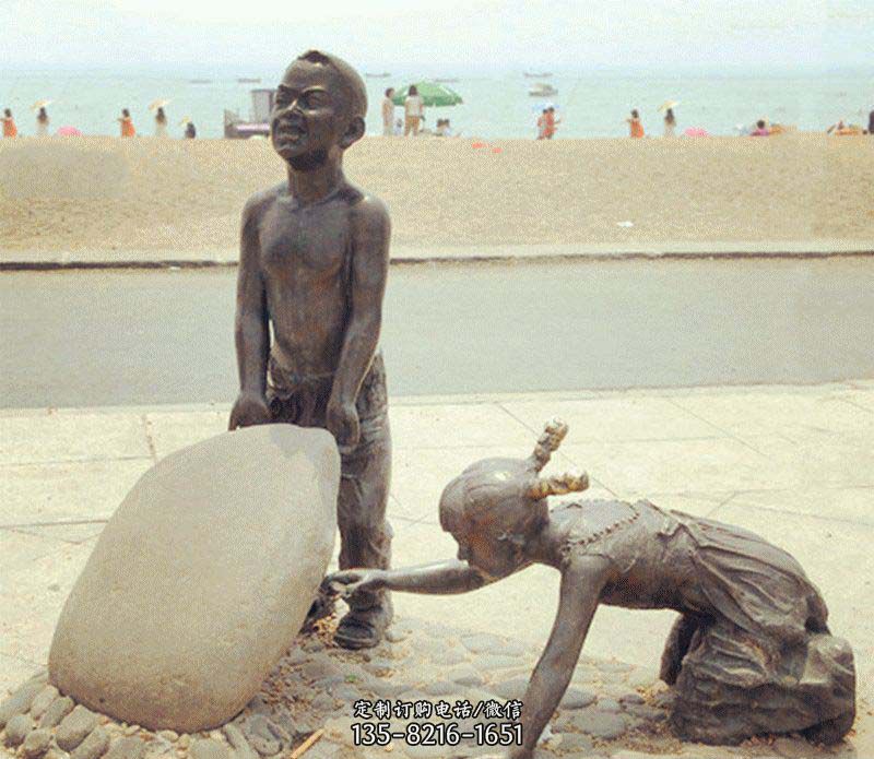 海边抬石头的小孩景观铜雕