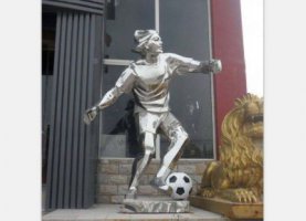 户外不锈钢足球人物雕塑