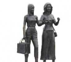 铜雕公园散步购物女孩雕塑