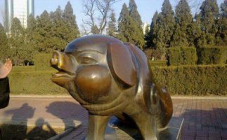 公园猪动物铜雕