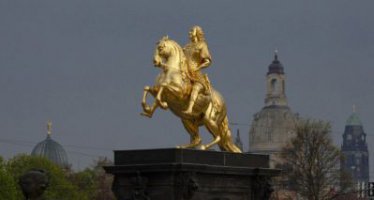 广场骑马的西方人物景观铜雕