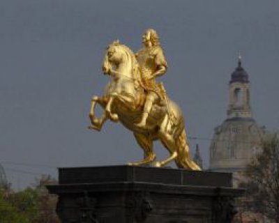 广场骑马的西方人物景观铜雕