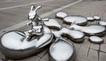 广场不锈钢抽象兔子和水珠雕塑