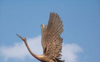 展翅高飞的仙鹤动物铜雕