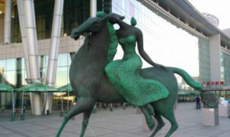 抽象骑马的女孩铜雕 