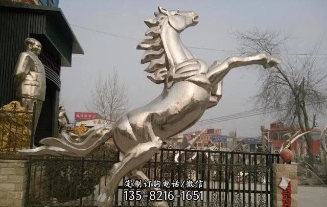 不锈钢立着的马雕塑
