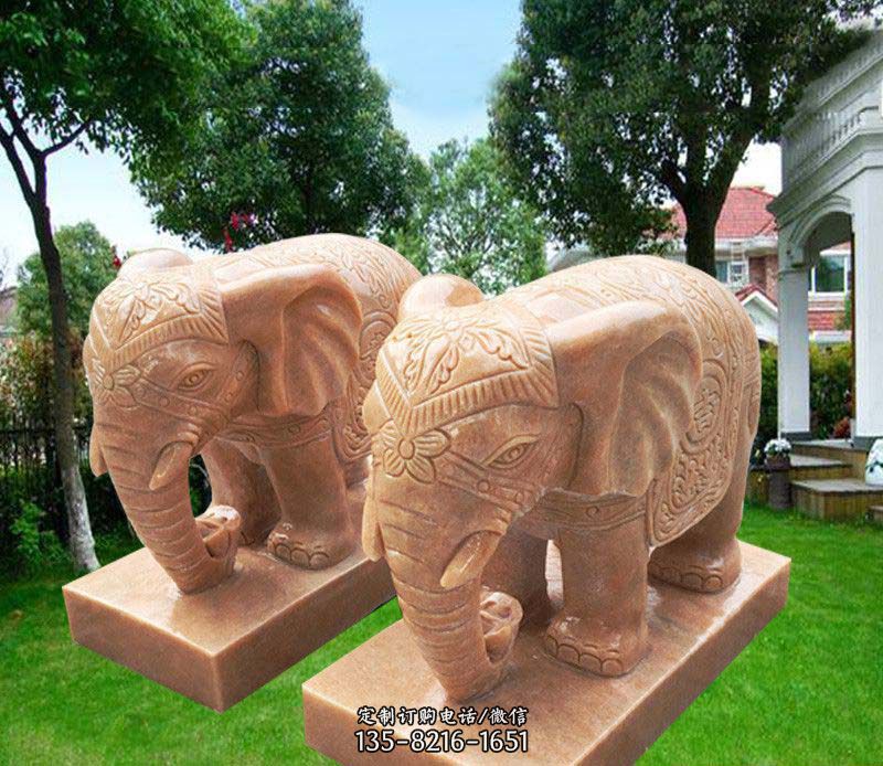 鼻卷元宝的大象晚霞红石雕图片