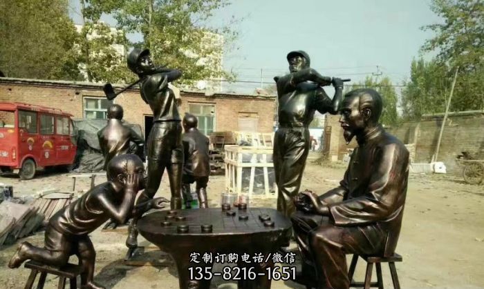 祖孙俩下棋铜雕