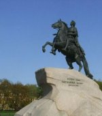 广场骑马的人物铜雕