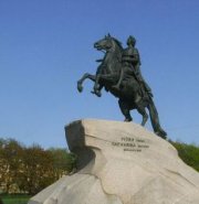广场骑马的人物铜雕