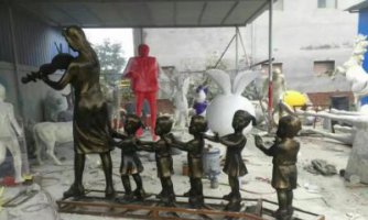 校园老师和儿童铜雕