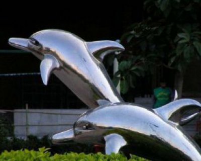 街边不锈钢跳跃海豚景观雕塑