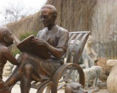 公园看书的老人和小孩小品铜雕