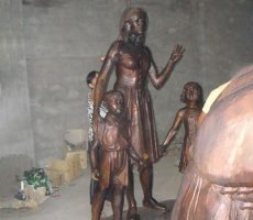 母亲与孩子合影公园人物铜雕