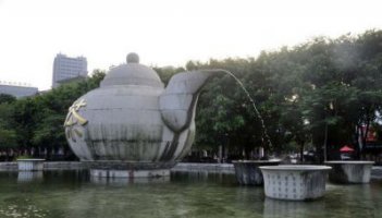 公园茶壶石雕-黄山石雕茶壶