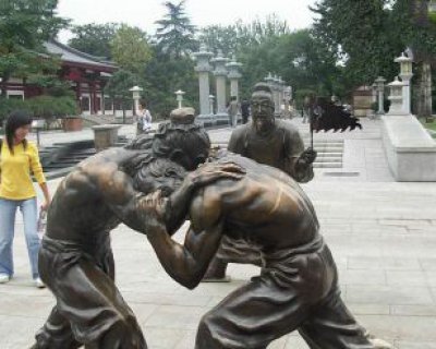 古代人物摔跤景区铜雕