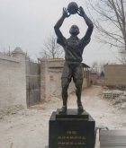 传球少年铜雕-少年足球主题雕塑