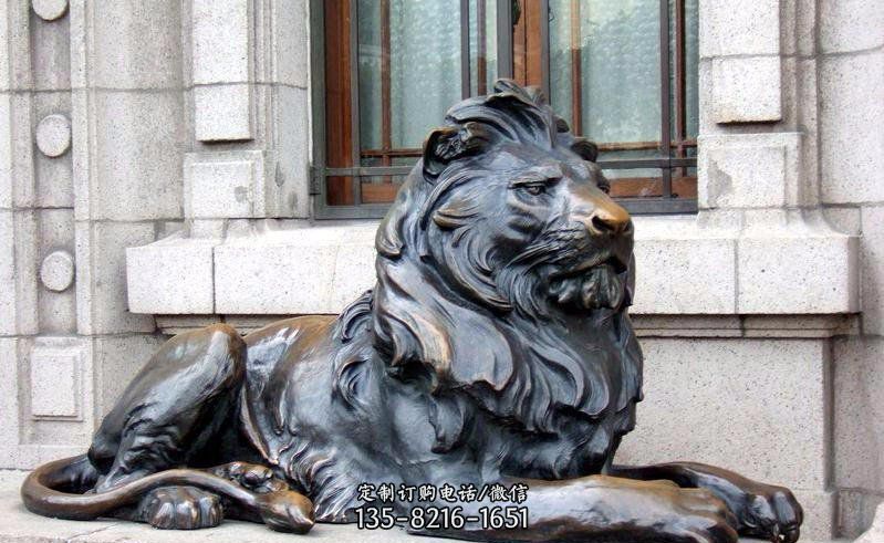 街边卧着的狮子景观雕塑