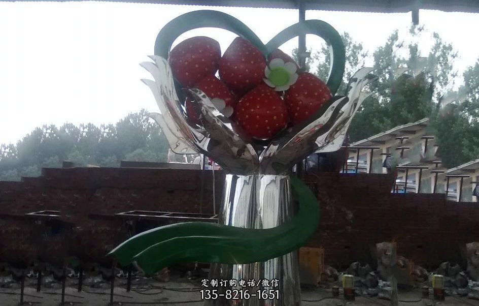 不锈钢水果草莓雕塑