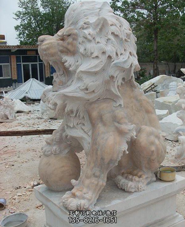 晚霞红寺庙门口西洋狮子石雕图片