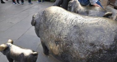 公园母子猪动物铜雕