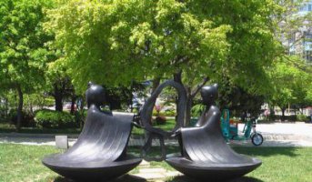 抽象孔融让梨校园景观铜雕