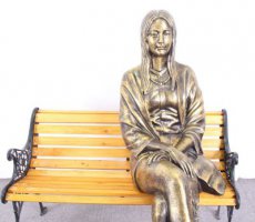 公园坐长椅上的女孩铜雕