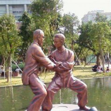 公园练太极拳的人物铜雕