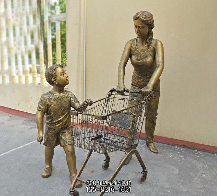 铜雕推购物车的母子