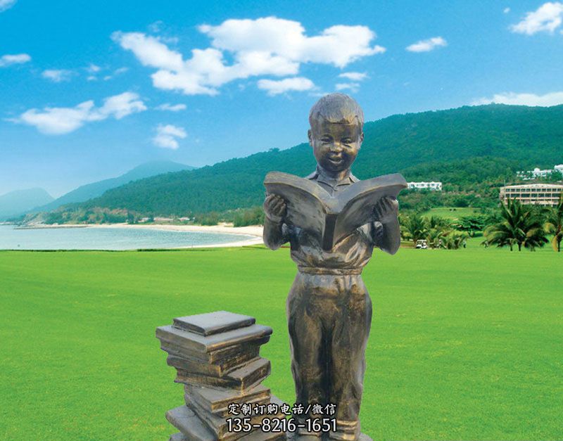 校园看书的小男孩雕塑