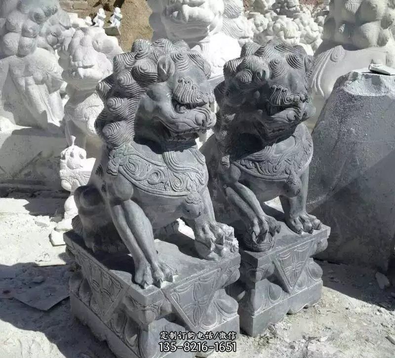 古代青石狮子雕塑