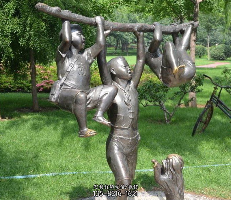 公园捉着树枝玩耍的小孩小品铜雕