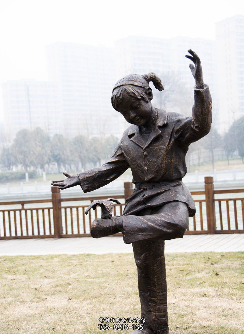 公园小女孩踢毽子人物铜雕