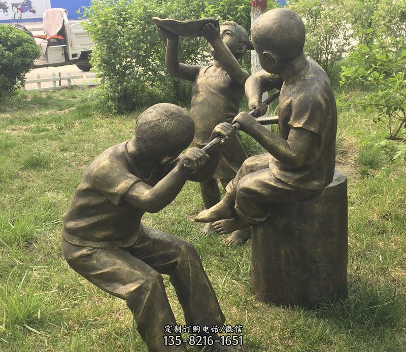 公园玩水的儿童铜雕