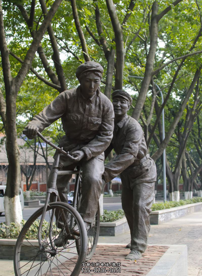 公園學騎自行車的人物銅雕 