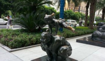 步行街跳山羊的女孩景观铜雕