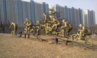 玩花样自行车人物铜雕
