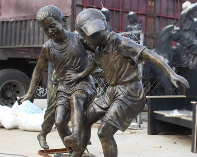 公园踢足球的儿童铜雕